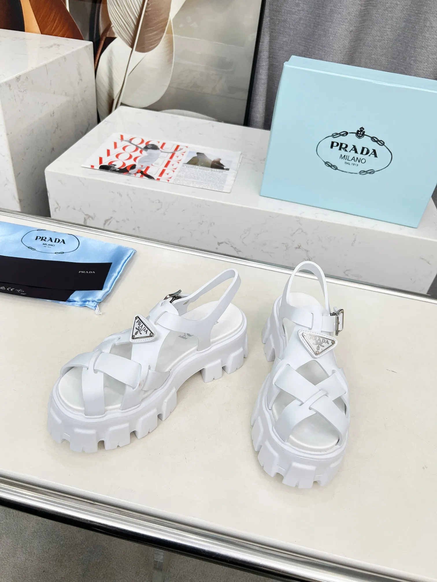 👟👟Ex-factory price 460👟👟 prada Roman shoes will definitely make you fall in love with them! The latest spring and summer sawtooth Roman braided thick-soled sandals E64, retro, fashionable and avant-garde gear teeth, 55mm thick-soled soles and uppers, making the whole pair of shoes light and comfortable. Bright colors, a variety of choices to satisfy fashionable people of different styles! The iconic metal triangle logo is paired with the shape of ancient beach sandals. Every design element is fashionable! Color: black and white Size: 35-41